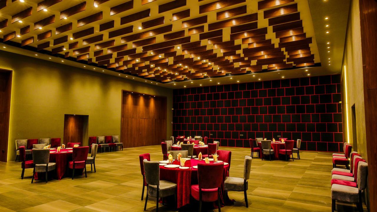 The Weekend Address Hotel Surat Exterior photo
