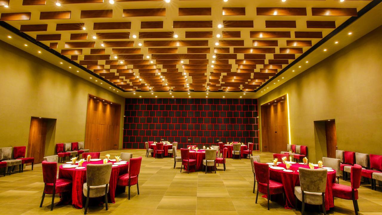 The Weekend Address Hotel Surat Exterior photo