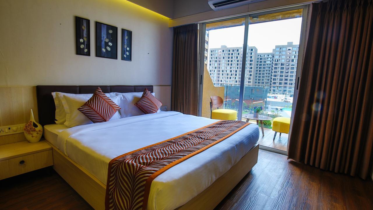 The Weekend Address Hotel Surat Exterior photo